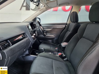 2022 Mitsubishi Outlander - Thumbnail