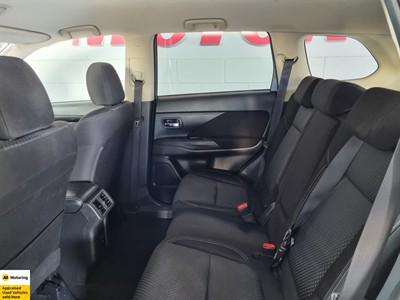 2022 Mitsubishi Outlander - Thumbnail