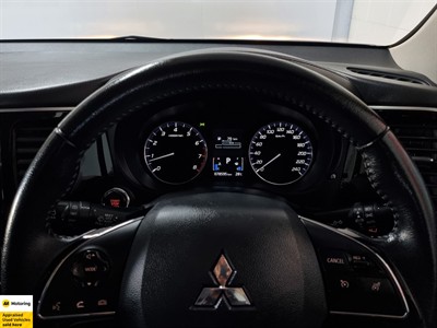 2022 Mitsubishi Outlander - Thumbnail