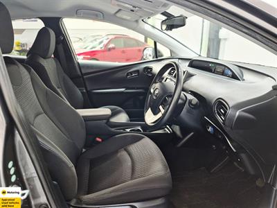 2016 Toyota Prius - Thumbnail