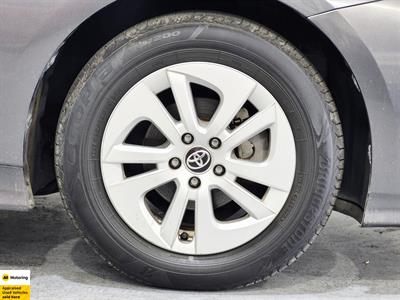 2016 Toyota Prius - Thumbnail