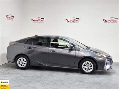 2016 Toyota Prius - Thumbnail