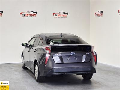 2016 Toyota Prius - Thumbnail