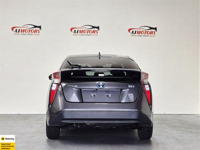 2016 Toyota Prius - Thumbnail