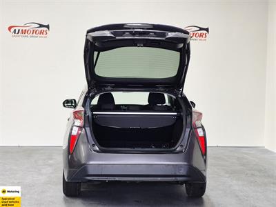 2016 Toyota Prius - Thumbnail