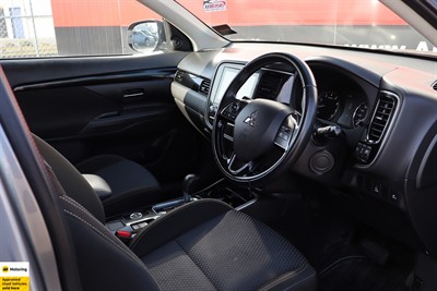 2022 Mitsubishi Outlander - Thumbnail
