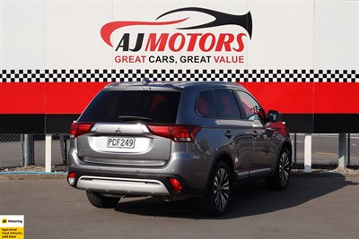 2022 Mitsubishi Outlander - Thumbnail