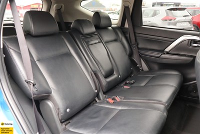 2024 Mitsubishi Pajero Sport - Thumbnail