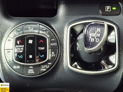 2014 Toyota Voxy - Thumbnail