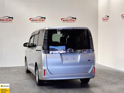 2014 Toyota Voxy - Thumbnail