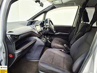 2014 Toyota Voxy - Thumbnail