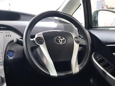2014 Toyota Prius - Thumbnail