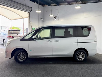 2015 Nissan Serena - Thumbnail