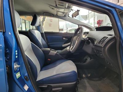 2013 Toyota Prius - Thumbnail