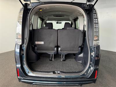 2014 Toyota Voxy - Thumbnail