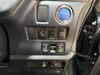 2014 Toyota Voxy - Thumbnail