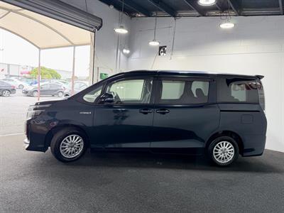 2014 Toyota Voxy - Thumbnail