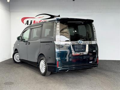 2014 Toyota Voxy - Thumbnail