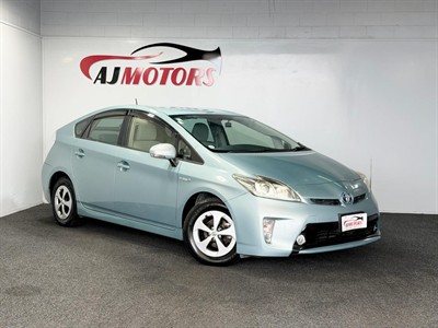 2014 Toyota Prius - Thumbnail