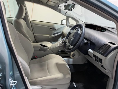 2014 Toyota Prius - Thumbnail