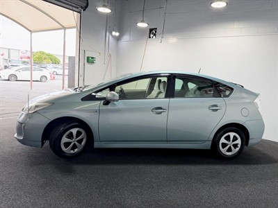 2014 Toyota Prius - Thumbnail
