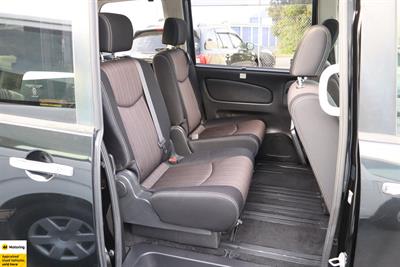 2015 Nissan Serena - Thumbnail