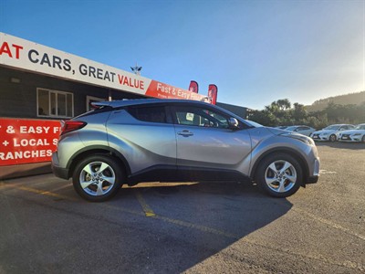 2017 Toyota C-HR - Thumbnail