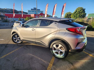 2017 Toyota C-HR - Thumbnail