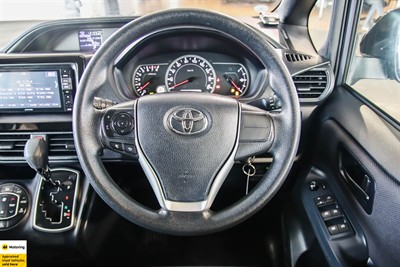 2014 Toyota Voxy - Thumbnail