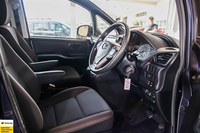 2014 Toyota Voxy - Thumbnail