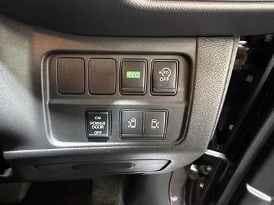 2017 Nissan Serena - Thumbnail
