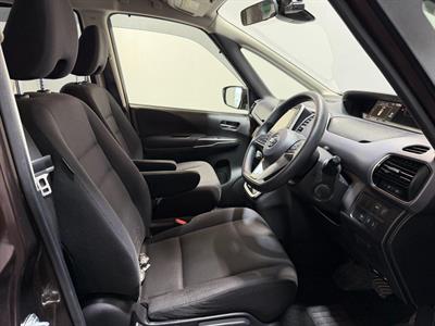 2017 Nissan Serena - Thumbnail