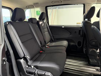 2017 Nissan Serena - Thumbnail