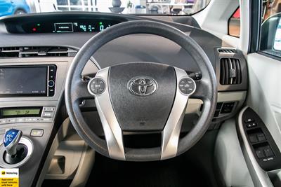 2014 Toyota Prius - Thumbnail