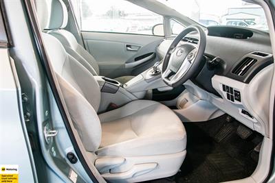 2014 Toyota Prius - Thumbnail