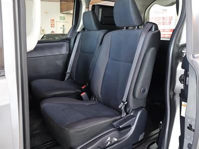 2015 Toyota Noah - Thumbnail