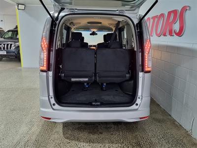 2014 Nissan Serena - Thumbnail