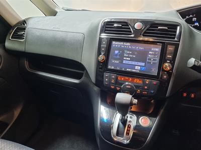 2014 Nissan Serena - Thumbnail