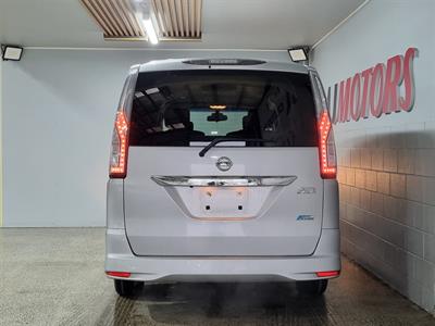 2014 Nissan Serena - Thumbnail