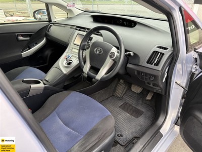 2014 Toyota Prius - Thumbnail