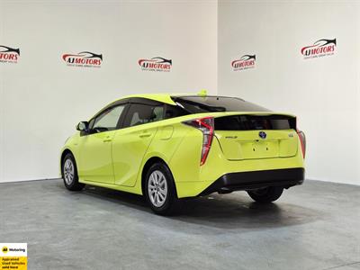 2017 Toyota Prius - Thumbnail