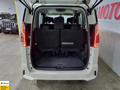 2018 Nissan Serena - Thumbnail