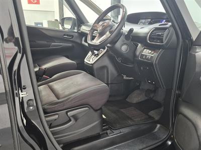 2017 Nissan Serena - Thumbnail