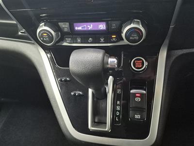 2017 Nissan Serena - Thumbnail