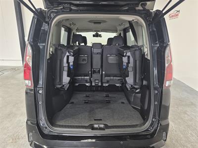 2017 Nissan Serena - Thumbnail