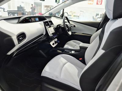 2017 Toyota Prius - Thumbnail