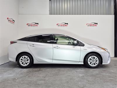 2017 Toyota Prius - Thumbnail