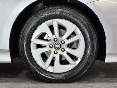 2017 Toyota Prius - Thumbnail