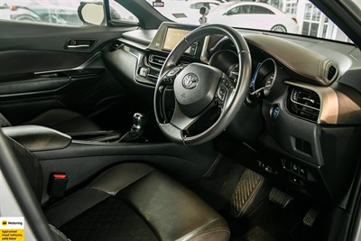 2017 Toyota C-HR - Thumbnail