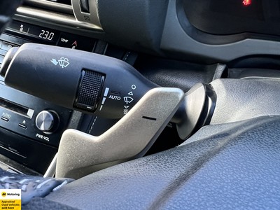 2013 Lexus IS 300h - Thumbnail